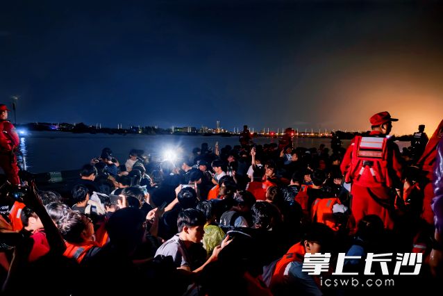 长沙基地增援队伍按照现场统一部署有序开展救援工作。 长沙基地增援队伍按照现场统一部署有序开展救援工作。