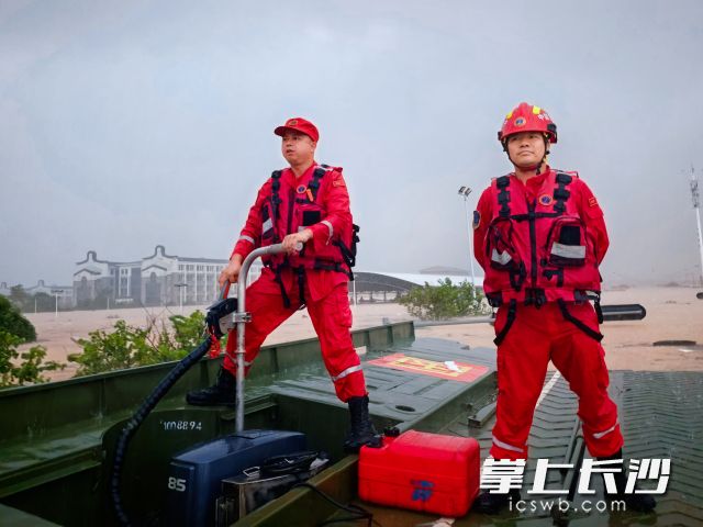 全体队员全力抢抓黄金抢险窗口期。 全体队员全力抢抓黄金抢险窗口期。