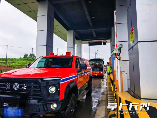 队伍摩托化机动途中,沿途路况复杂。 队伍摩托化机动途中,沿途路况复杂。