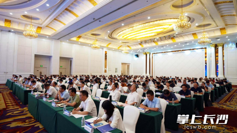 2026鄂湘两省工程机械产业合作对接会现场。长沙晚报通讯员 易丹供图 2026鄂湘两省工程机械产业合作对接会现场。长沙晚报通讯员 易丹供图