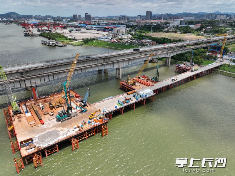 长沙湘江铁路特大桥建设正在稳步推进。 长沙湘江铁路特大桥建设正在稳步推进。