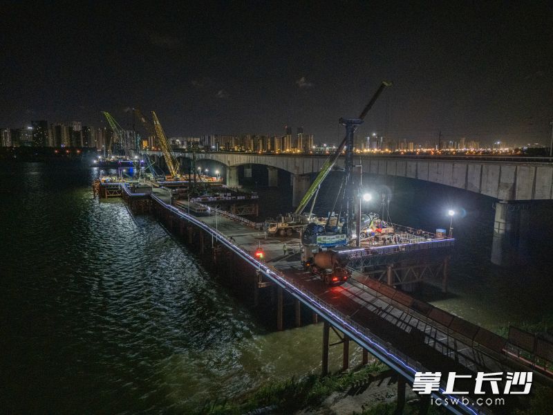 长赣高铁长沙湘江铁路特大桥主桥最后一根桩基混凝土浇筑现场。均为长沙晚报全媒体记者 黄启晴 通讯员 肖育青 王攀登 摄 长赣高铁长沙湘江铁路特大桥主桥最后一根桩基混凝土浇筑现场。均为长沙晚报全媒体记者 黄启晴 通讯员 肖育青 王攀登 摄