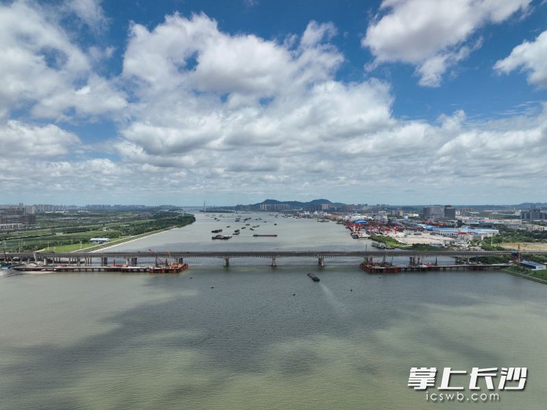 长沙湘江铁路特大桥是长赣高铁全线的控制性工程。 长沙湘江铁路特大桥是长赣高铁全线的控制性工程。