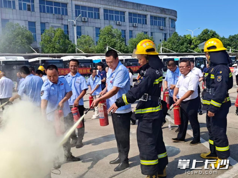 客运站工作人员在进行灭火实操。长沙晚报通讯员 毛宏东 摄 客运站工作人员在进行灭火实操。长沙晚报通讯员 毛宏东 摄