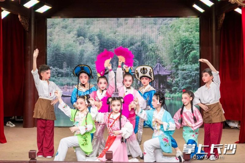 “非遗润童心”公益演出由少年展演团担纲。 “非遗润童心”公益演出由少年展演团担纲。