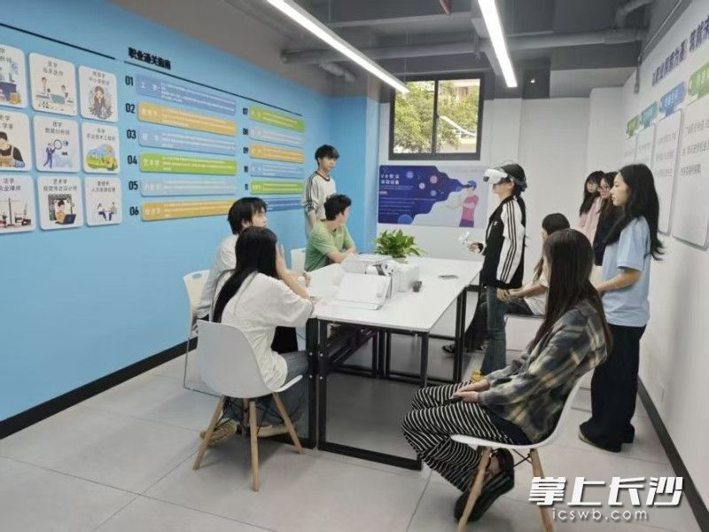 长沙民政职业技术学院大学生就业教育实践体验基地为学生提供全方位的智能支持。 学校供图