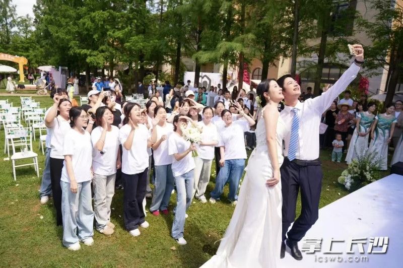 今年6月，长沙民政职业技术学院婚庆服务与管理专业2026届毕业生，以四场真实婚礼策划服务，交出三年学业答卷，助力长沙深化婚俗改革、做大做强“甜蜜经济”。 学校供图