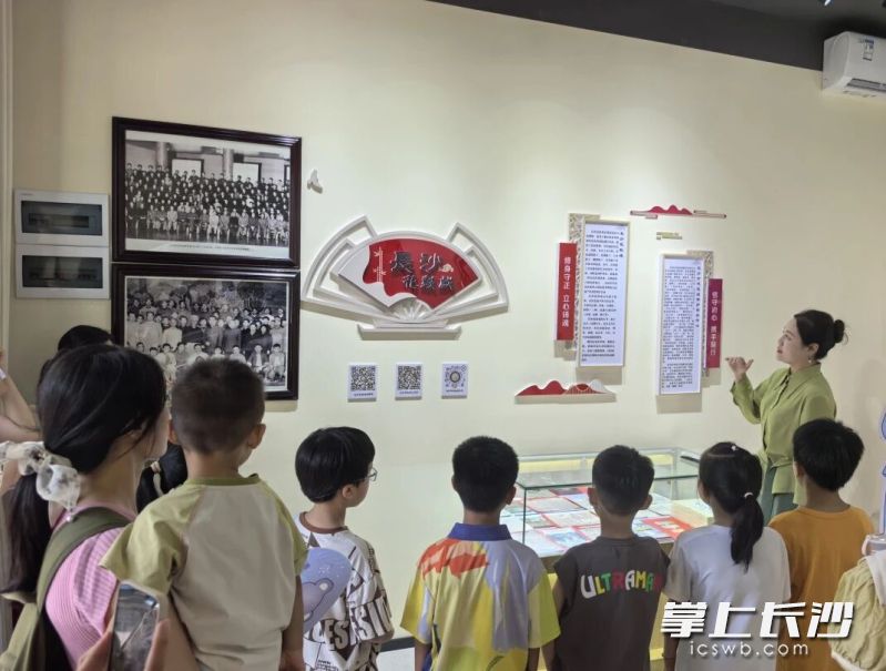 刘慧扬围绕湘剧高腔、花鼓戏的艺术特色，生旦净丑的行当分类，以及不同唱腔的韵味特点，进行深入浅出的讲解。 均为长沙晚报通讯员曾仪供图