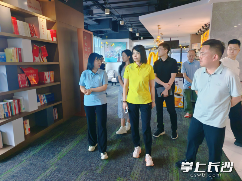 杭州市余杭区仓前街道在芙蓉区五一商圈新联之家调研。 长沙晚报实习生 张艺萱 摄 杭州市余杭区仓前街道在芙蓉区五一商圈新联之家调研。 长沙晚报实习生 张艺萱 摄