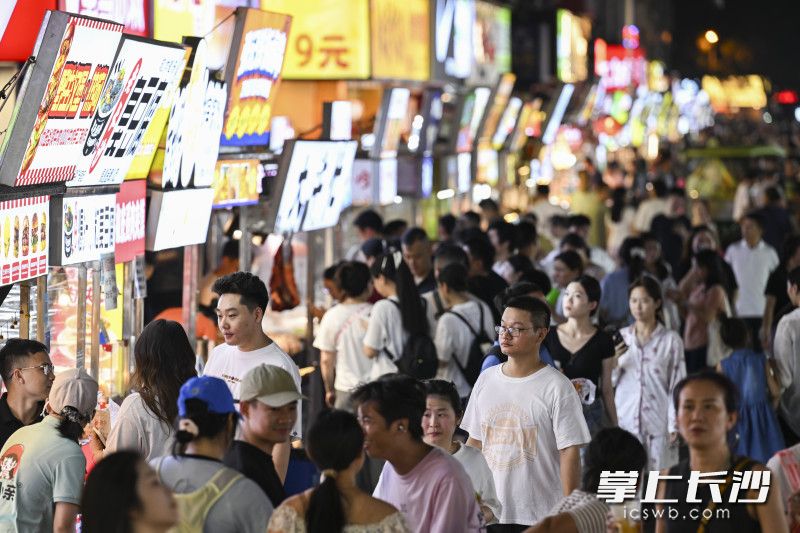 密集的人群勾勒出浓厚的市井烟火气。