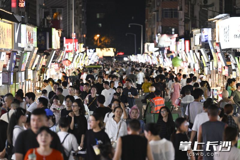 往来逛吃、游玩的市民游客络绎不绝。