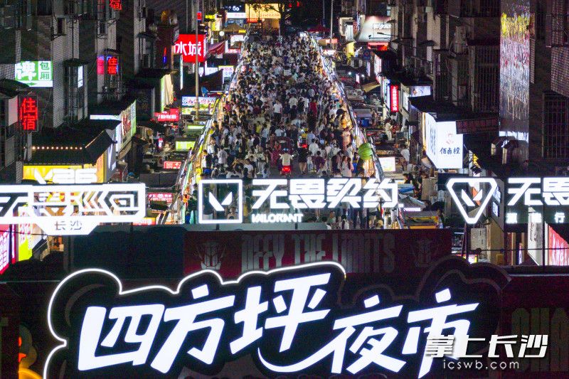放眼望去，夜市街区人头攒动、熙熙攘攘。