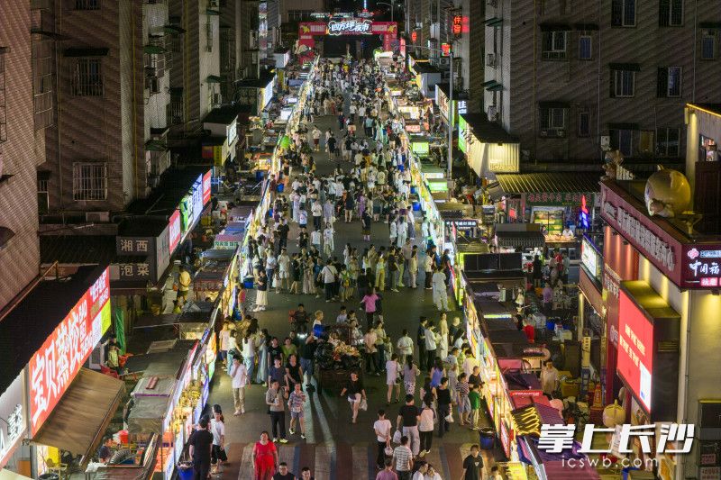 密集的人群勾勒出浓厚的市井烟火气。