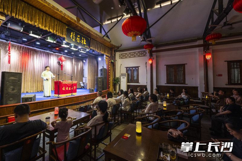 得乐社小剧场里欢声笑语不断。