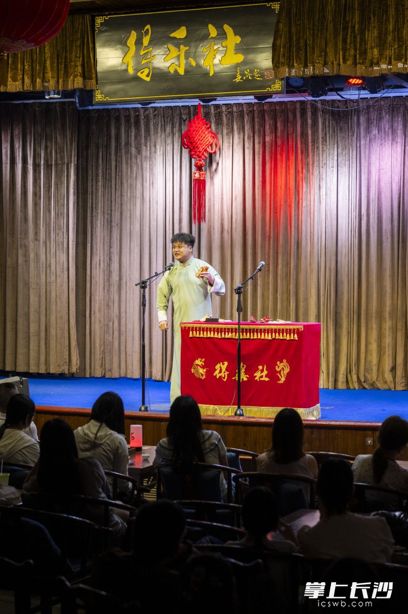 图为演出现场。 