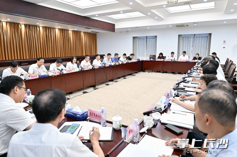 7月21日,市委副书记、市长陈博彰在浏阳经开区调研园区高质量发展、生物医药及医疗器械产业链建设并召开座谈会。 7月21日,市委副书记、市长陈博彰在浏阳经开区调研园区高质量发展、生物医药及医疗器械产业链建设并召开座谈会。
