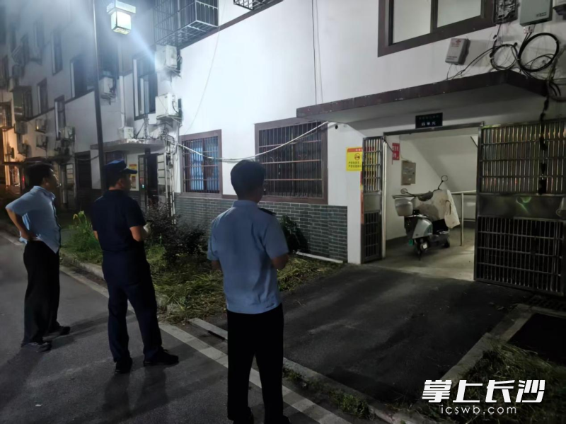 图为联合夜查中。 长沙晚报通讯员 冯嗣祺 摄 图为联合夜查中。 长沙晚报通讯员 冯嗣祺 摄