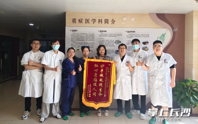 家属专程送来锦旗致谢。医院供图 家属专程送来锦旗致谢。医院供图