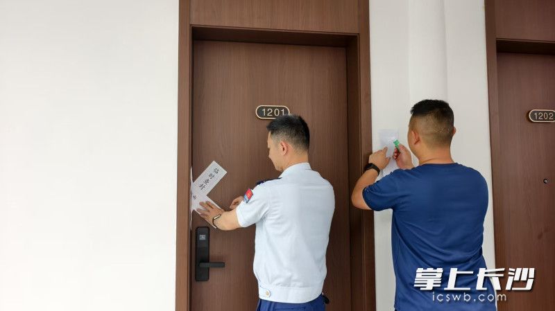 防火监督员依法实施临时查封。 长沙晚报通讯员 王磊 摄 防火监督员依法实施临时查封。 长沙晚报通讯员 王磊 摄