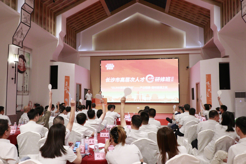 特色夜话活动成为学员互通资源、打破圈层的暖心载体。 特色夜话活动成为学员互通资源、打破圈层的暖心载体。