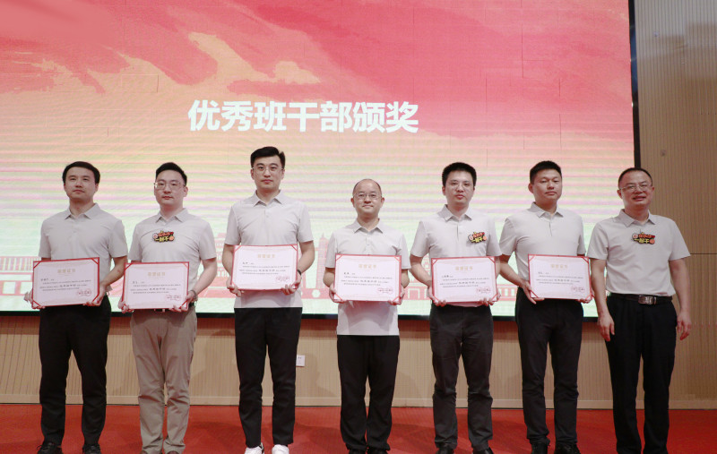 结业仪式上进行优秀班干部颁奖。均为长沙晚报通讯员供图 结业仪式上进行优秀班干部颁奖。均为长沙晚报通讯员供图