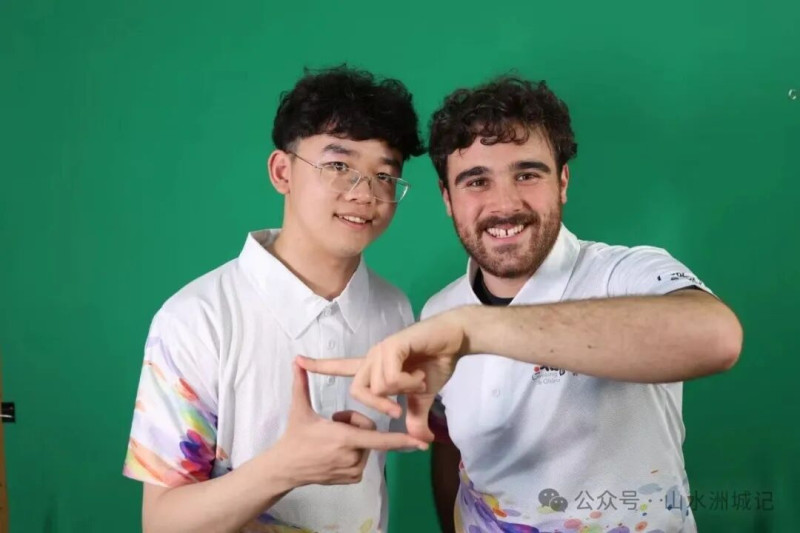 Yonah Sadeh(右)和余灏(左)。长沙晚报通讯员 袁榕晨 供图 Yonah Sadeh(右)和余灏(左)。长沙晚报通讯员 袁榕晨 供图