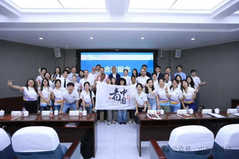 湖南大学举行“看中国·外国青年影像计划·湖南行”活动。除署名外均为长沙晚报通讯员 高鹏 供图 湖南大学举行“看中国·外国青年影像计划·湖南行”活动。除署名外均为长沙晚报通讯员 高鹏 供图