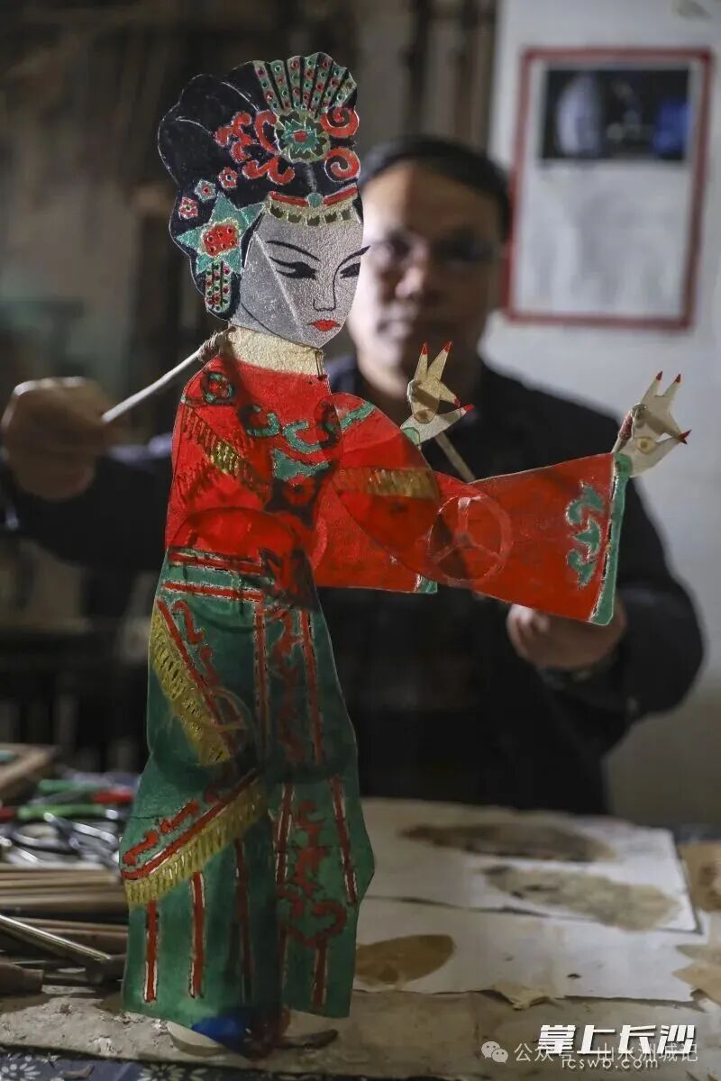 皮影的手部动作在朱国强的操作下栩栩如生。 长沙晚报全媒体记者 董阳 摄 皮影的手部动作在朱国强的操作下栩栩如生。 长沙晚报全媒体记者 董阳 摄