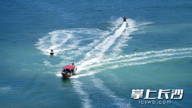 防范局地短时强降雨、雷雨大风等强对流天气对水陆交通、户外活动等的影响。长沙晚报全媒体记者 舒元臻 摄 防范局地短时强降雨、雷雨大风等强对流天气对水陆交通、户外活动等的影响。长沙晚报全媒体记者 舒元臻 摄
