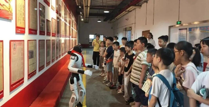 孩子们纷纷被机器人的讲解所吸引。均为资料图片 孩子们纷纷被机器人的讲解所吸引。均为资料图片