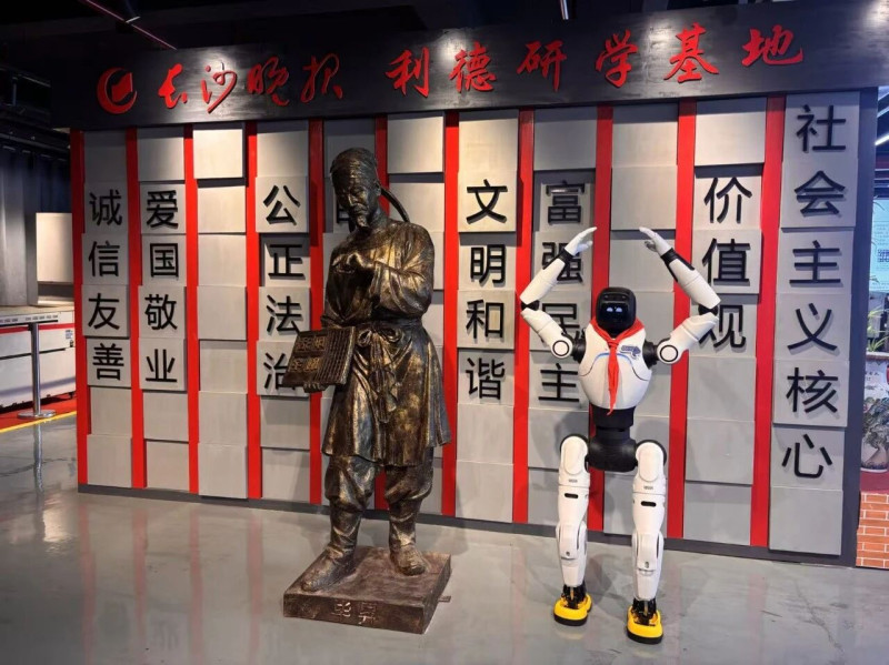 机器人“小达”正在讲述印刷文化。 机器人“小达”正在讲述印刷文化。