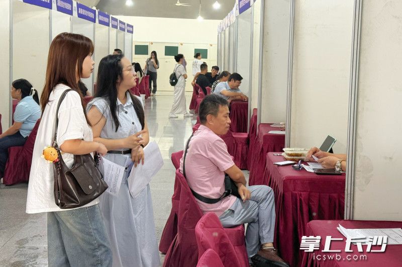 此次现场登记入场求职者110余名,收到简历158份,现场达成初步就业意向71人次。均为长沙晚报全媒体记者 刘攀 摄 此次现场登记入场求职者110余名,收到简历158份,现场达成初步就业意向71人次。均为长沙晚报全媒体记者 刘攀 摄