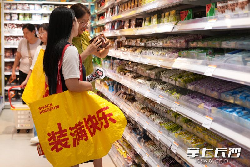 顾客正在挑选商品。
