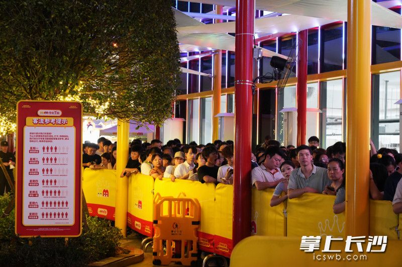 7月28日，夜色下的零食王国人流不减，店内店外站满了各个年龄段的顾客。 均为长沙晚报全媒体记者尹昊天摄