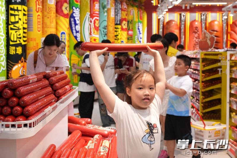 小女孩在香肠区打卡。