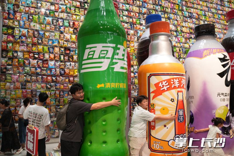 顾客们在饮料区打卡。