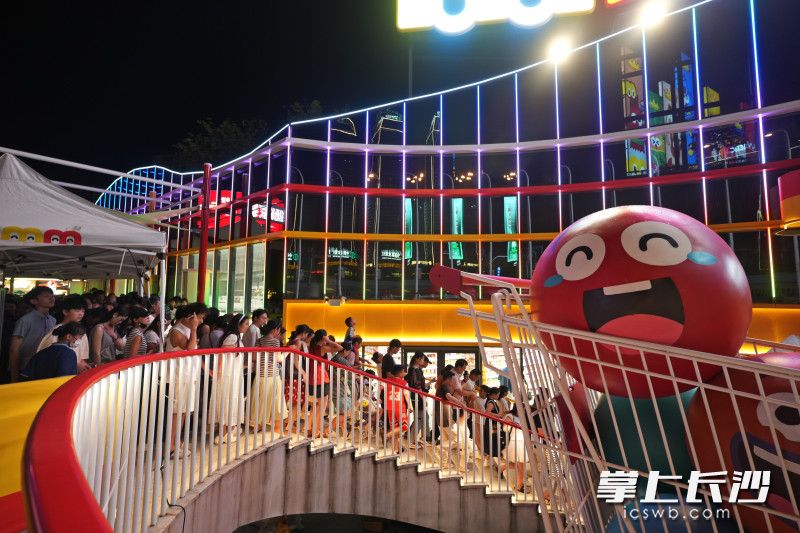 顾客们从正门入场。