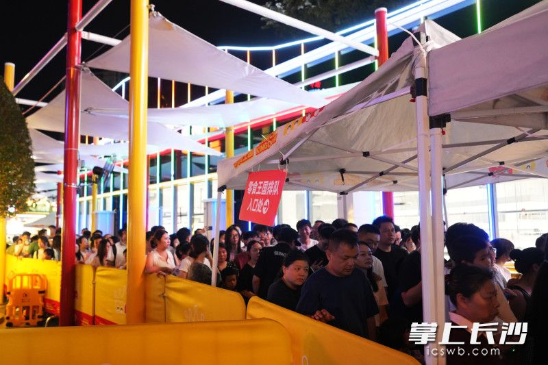 零食王国为排队顾客搭建了遮阳挡雨的顶棚。