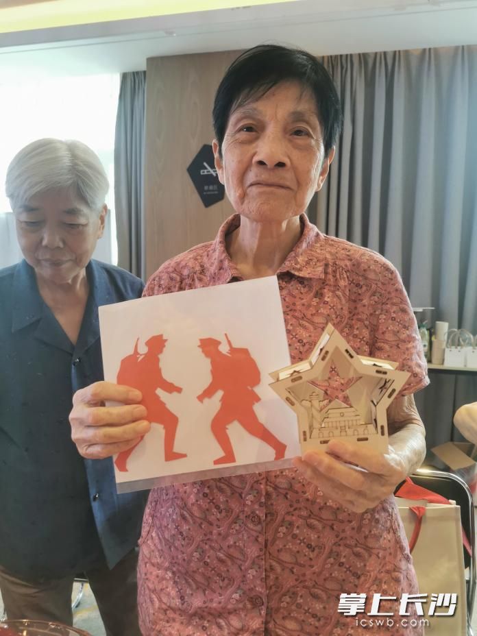 社区居民展示非遗手作的红色剪纸手工作品。 均为长沙晚报通讯员王颖供图 社区居民展示非遗手作的红色剪纸手工作品。 均为长沙晚报通讯员王颖供图