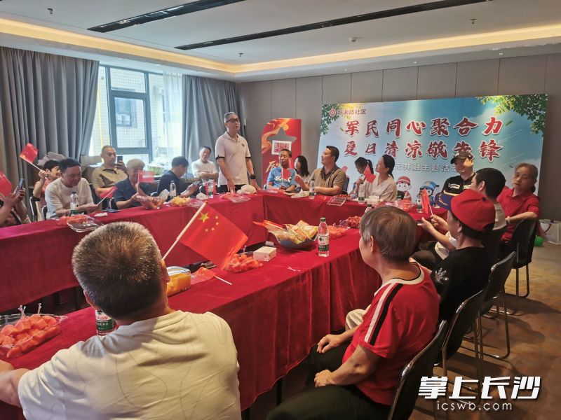 现场议事氛围热烈而务实。 现场议事氛围热烈而务实。