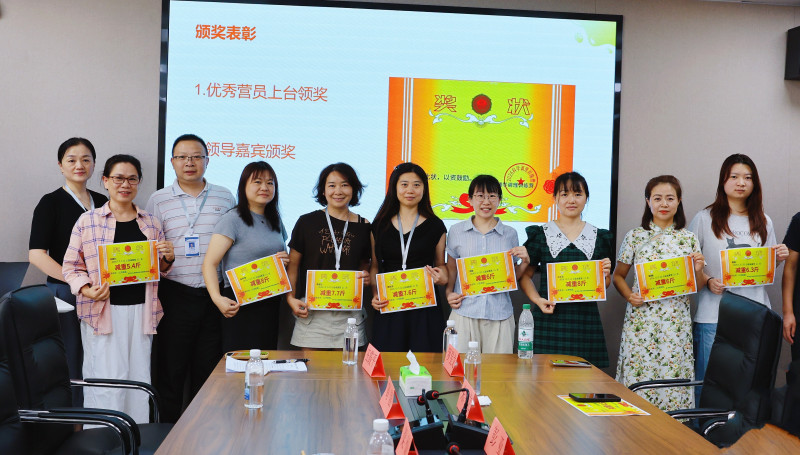 结业仪式现场为减重冠亚季军及优秀营员颁发奖状，以此表彰学员 21 天的坚持与蜕变。均为 湘江早报全媒体记者 陈丹妮 摄