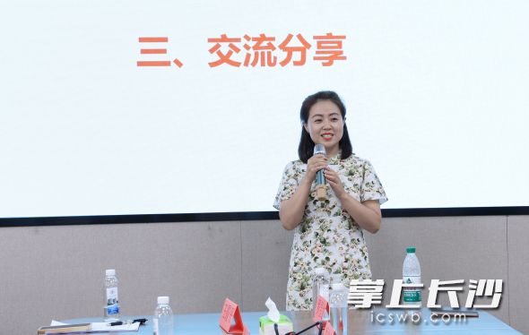 医院妇产科医生梁丽丽作为本期减肥训练营成员，上台分享经验，通过21天规范的膳食调理和规律运动，她成功减重6斤。