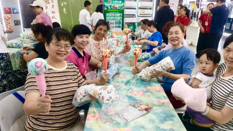 老人展示自制艾槌与艾草枕。