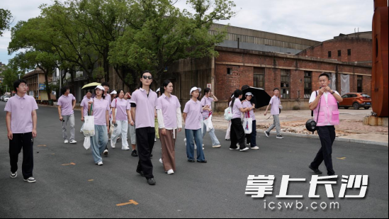 参赛青年在仙庾岭旅游度假区、齿动·1958文创园等项目实地走访,细致调研。 参赛青年在仙庾岭旅游度假区、齿动·1958文创园等项目实地走访,细致调研。
