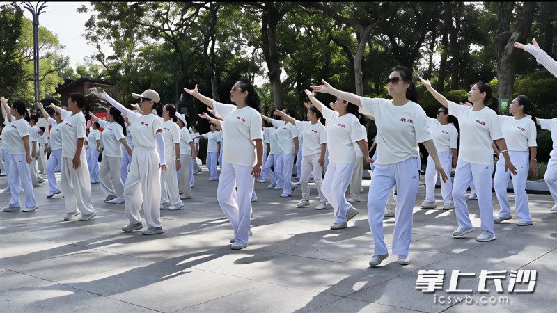 活动现场气氛热烈,排舞爱好者跟随着音乐翩翩起舞。 活动现场气氛热烈,排舞爱好者跟随着音乐翩翩起舞。