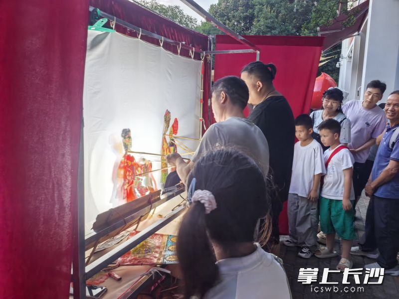 皮影戏演出。