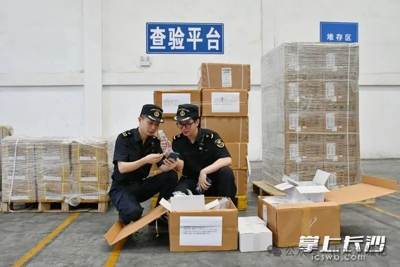 7月16日,长沙海关“先查后装”+“出口监管仓”新监管模式在湖南中南集拼中心落地实施。图为海关关员查验货物。星沙海关供图 7月16日,长沙海关“先查后装”+“出口监管仓”新监管模式在湖南中南集拼中心落地实施。图为海关关员查验货物。星沙海关供图