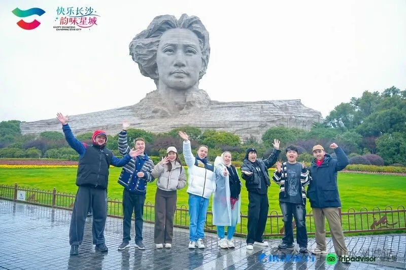 国外达人打卡橘子洲头。市文旅广电局 供图 国外达人打卡橘子洲头。市文旅广电局 供图
