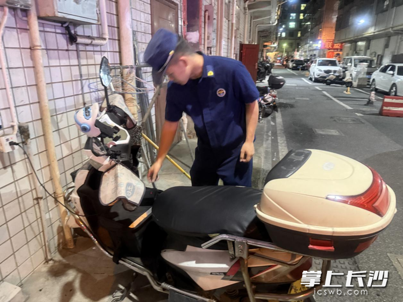 长沙经开消防在排查电动自行车安全隐患。 通讯员 张佳欣 摄 长沙经开消防在排查电动自行车安全隐患。 通讯员 张佳欣 摄