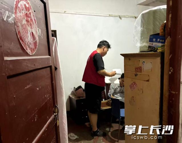 网格员们白天查隐患、夜间巡平安。 网格员们白天查隐患、夜间巡平安。